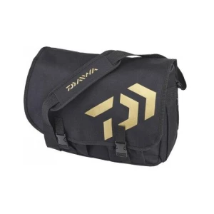 DAIWA GEANTA UMAR TAILLE M BLACK GOLD 33X45X17CM DAIWA GEANTA UMAR TAILLE M BLACK GOLD 33X45X17CM