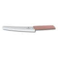 Cutit Bucatarie Victorinox, Swiss Modern pentru Paine , Lama Zimtata 22cm, Roz, Blister Cutit Bucatarie Victorinox, Swiss Modern pentru Paine , Lama Zimtata 22cm, Roz, Blister