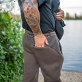 Pantaloni AVID Compound Joggers Brown, Marime M Pantaloni AVID Compound Joggers Brown, Marime M